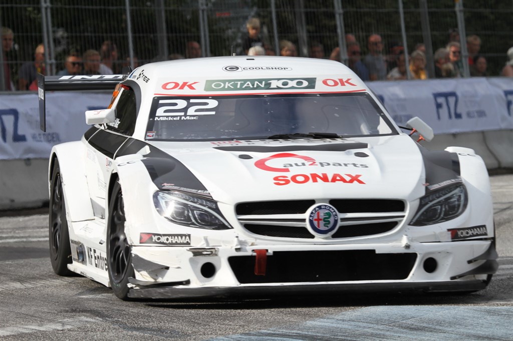 Mikkel Mac er altid super hurtig. Her dog med en lettere såret bil. (venstre side)
(Foto: Motorsporten.dk)